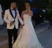Düğünlerinde söyledikleri şarkı başlarına dert oldu!