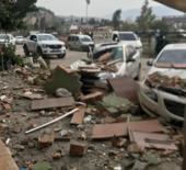 Hatay’da fırtınanın etkisiyle yıkılan duvar 3 arabaya ve 1 motosiklete zarar verdi