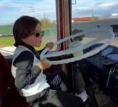 Kenan Sofuoğlu’nun oğlu Zayn, bu sefer de otobüs direksiyonuna geçti