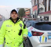 Muş'ta üşüyen kuryeye eldivenini veren polis gönülleri ısıttı