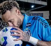 Neymar hat-trick yaptığı maçta Santos'u ipten aldı