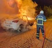 Seyir halindeki otomobil alev alev yandı