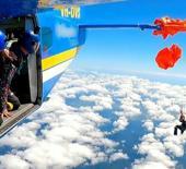 Paraşütçünün paraşütü, atladığı uçağın kuyruğuna takıldı