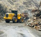 Yağış sonrası kopan kaya parçaları yolu ulaşıma kapattı