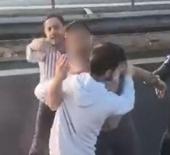 Emniyet şeridine giremeyen s&uuml;r&uuml;c&uuml; diğer aracı yumrukladı