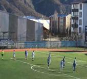 Futbolda g&uuml;ld&uuml;ren anlar! Sahaya giren k&ouml;pek kalenin &ouml;n&uuml;nde uyudu! 