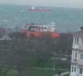 Avcılar'da s&uuml;r&uuml;klenen yakıt tankeri kıyıya 30 metre kala durabildi