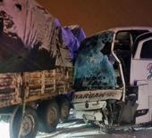 Bing&ouml;l'de yolcu otob&uuml;s&uuml; tıra &ccedil;arptı: 3 yaralı
