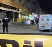 Kebap yemeye gelenlerin &uuml;zerine kurşun yağdı: 2 yaralı