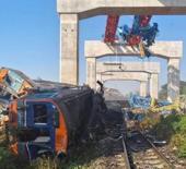 Tayland'da trenin &uuml;st&uuml;ne vin&ccedil; d&uuml;şt&uuml;! Onlarca &ouml;l&uuml; ve yaralı var