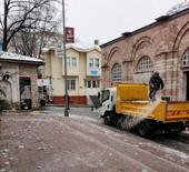 Fatih Belediyesi'nden kar mesaisi: 350 personel, 80 ara&ccedil; sahada