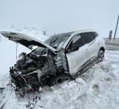 Kayseri'de otomobil ref&uuml;je &ccedil;arptı: 3 yaralı