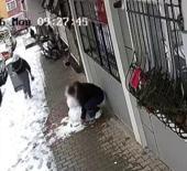K&uuml;&ccedil;&uuml;k&ccedil;ekmece'de pes dedirten olay: &Ccedil;ocukların kardan adamını &ccedil;aldı