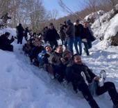  Ordu'da kar yağışı eğlenceye d&ouml;n&uuml;şt&uuml;: 150 kişi aynı anda kaymaya &ccedil;alıştı