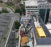 Şişli'de otelin ka&ccedil;ak yapıları yıkıldı