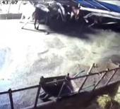 Sivas&rsquo;ta ahır &ccedil;&ouml;kt&uuml;, o anlar g&uuml;venlik kamerasına yansıdı