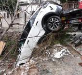 &Uuml;sk&uuml;dar'da kar yağışının etkisiyle yokuş aşağı kayan otomobil bah&ccedil;eye u&ccedil;tu: 3 yaralı