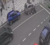 Arnavutk&ouml;y&rsquo;de &ouml;n kaldıran motosikletli park halindeki arabaya &ccedil;arptı