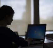 Kadını kim s&ouml;m&uuml;r&uuml;yor?