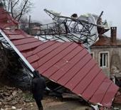 K&ouml;şk'te fırtına &ccedil;atıları u&ccedil;urdu, duvarlar yıkıldı