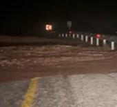 Marmaris'te sağanak yağış etkili oldu, yollar dereye d&ouml;nd&uuml;