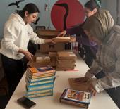 Sağlık&ccedil;ı olarak geldiği deprem b&ouml;lgesine 21 k&uuml;t&uuml;phane, 135 bin kitap kazandırdı