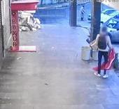 Beylikd&uuml;z&uuml;'nde iş yerinin &ouml;n&uuml;ndeki T&uuml;rk bayrağını indiren ş&uuml;pheli yakalandı