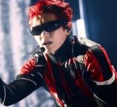 G&uuml;ney Koreli şarkıcı sahneye 3. Lig ekibinin formasıyla &ccedil;ıktı! 