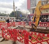 İş&ccedil;iler bulduklarına inanamadı! Antalya'da cami &ouml;n&uuml;nde gizem dolu kazı