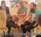 İsve&ccedil;li vekilden tarihe ge&ccedil;ecek skandal: İsrailli adamın &ouml;n&uuml;nde diz &ccedil;&ouml;k&uuml;p ağladı