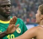 Kıyafeti sebebiyle Mane'ye sarılamamıştı: M&uuml;sl&uuml;man yıldız taraftarın g&ouml;nl&uuml;n&uuml; aldı