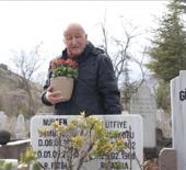 Eşinin mezarını her hafta ziyaret ediyor