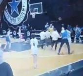 Bulgar veli T&uuml;rk basketbolcuya saldırmak i&ccedil;in parkeye atladı