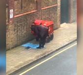 İngiltere bu g&ouml;r&uuml;nt&uuml;leri konuşuyor! Sokakta namaz kılan postacıya hayran kaldılar