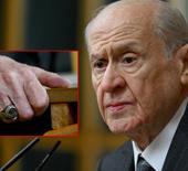 Bah&ccedil;eli'nin y&uuml;z&uuml;k ve rozetindeki detaylar dikkat &ccedil;ekti!