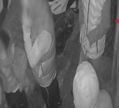 Bunlar nasıl &ccedil;ocuk! Evine giden adama sebepsiz yere tekme tokat saldırdılar