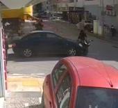 Otomobil ile &ccedil;arpışan motosikletli metrelerce savruldu