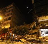 Hatay'da ağır hasarlı 6 katlı bina yıkım sırasında yerle bir oldu