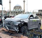  Kayseri'de ara&ccedil; yayaların arasına daldı