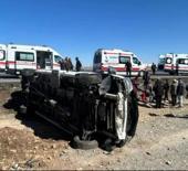 Afyonkarahisar'da tır ile minib&uuml;s &ccedil;arpıştı: 11 yaralı