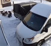 Buzda kayıp d&uuml;şt&uuml;, k&ouml;peklerin hedefi oldu: Kamyonun altına girerek kurtuldu