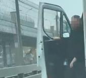 E-5 otoyolunda trafik magandası dehşeti: Yolunu kesip aracını yumrukladı