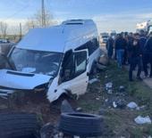 İş&ccedil;ileri taşıyan minib&uuml;s duvara &ccedil;arptı: 10 yaralı