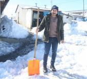 Kars'ta kurt s&uuml;r&uuml;s&uuml;n&uuml; k&uuml;rekle kovalayan besici g&uuml;venlik kamerasında