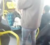 Metrob&uuml;ste k&ouml;pek koltukta oturdu, sosyal medyada tartışma başladı