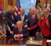 Trump i&ccedil;in Oval Ofis'te toplu dua edildi
