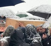 Kazada hayatını kaybeden aile yan yana defnedildi