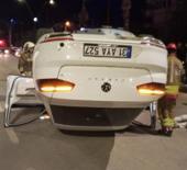 Motosiklete &ccedil;arpan otomobil takla atarak ters d&ouml;nd&uuml;: 2 yaralı