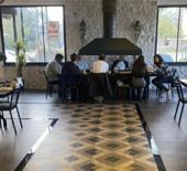 Adliyede destek pozu, sonra mangal sofrası