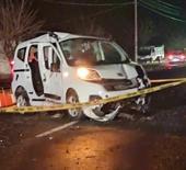 Hafif ticari ara&ccedil; elektrik direğine &ccedil;arptı: 1 &ouml;l&uuml; 1 yaralı